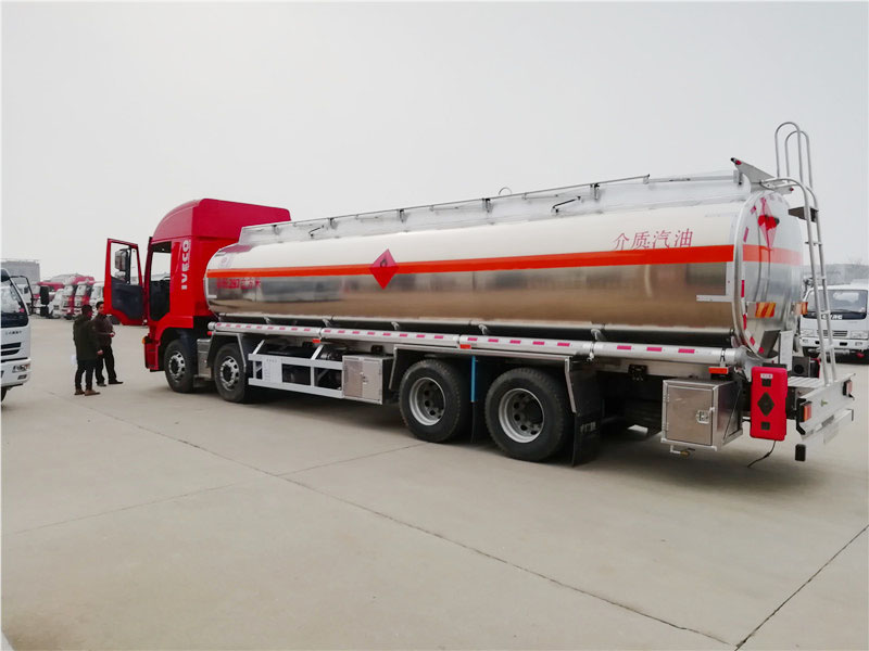 上汽紅巖29.7方前四后八鋁合金運油車，20噸運油車