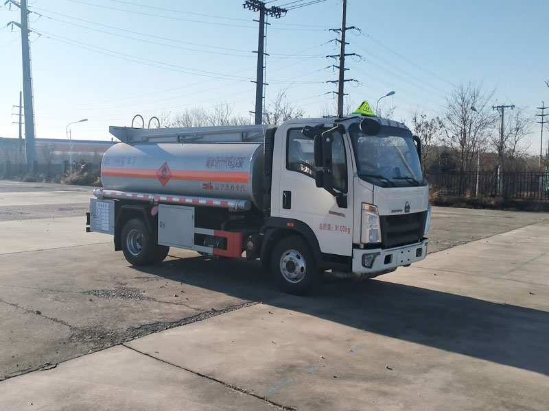 5噸重汽豪沃加油車(chē)
